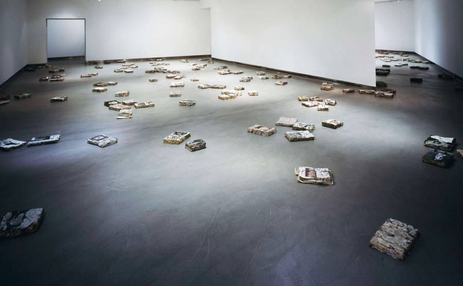 Installation from the 'Caos Apparente' exhibition 'Caos Apparente' installation