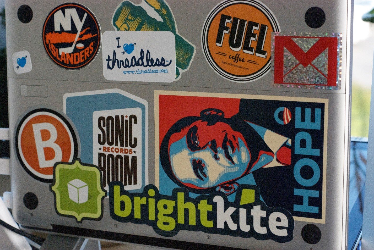 Lo sticker con l’immagine Barack Obama Hope attaccato su un MacBook. Immagine: flickr/Tom Carmoy [CC BY-NC-ND 2-0]