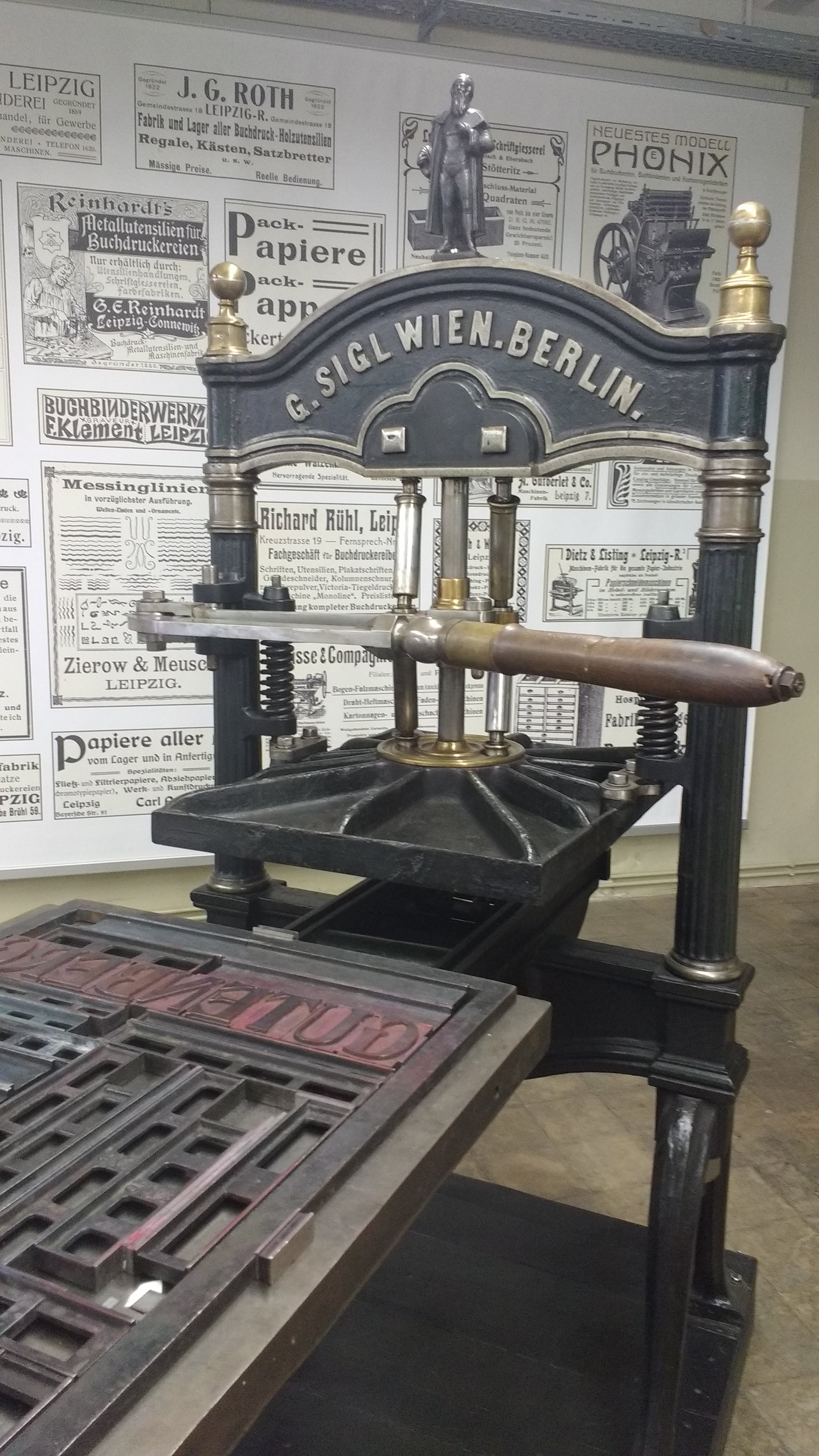 Hagar press', a toggle press that was distributed from 1866 onwards. The statuette represents Johannes Gutenberg. Image: Christian Wöllecke