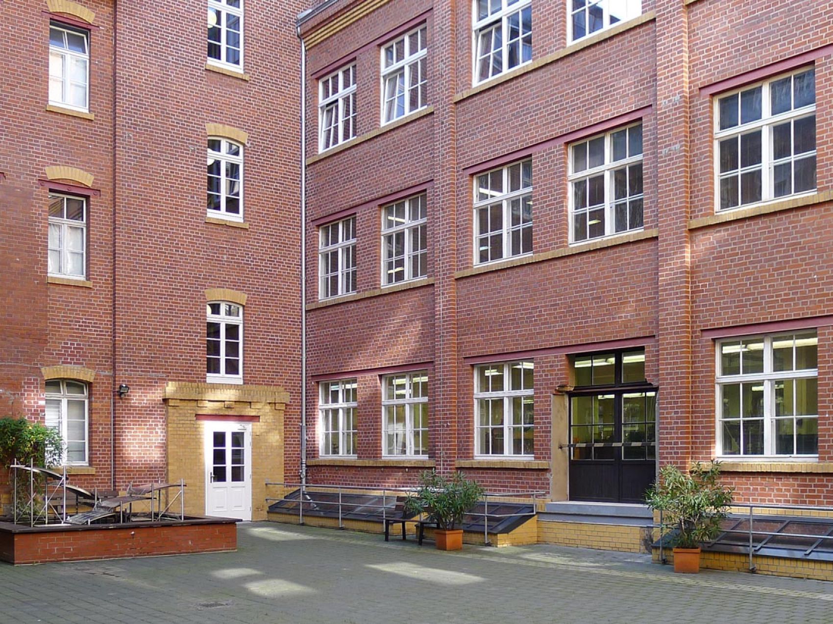 The museum's inner courtyard; the red bricks are typical of industrial buildings. Image: Leipzig Museum of the Printing Arts