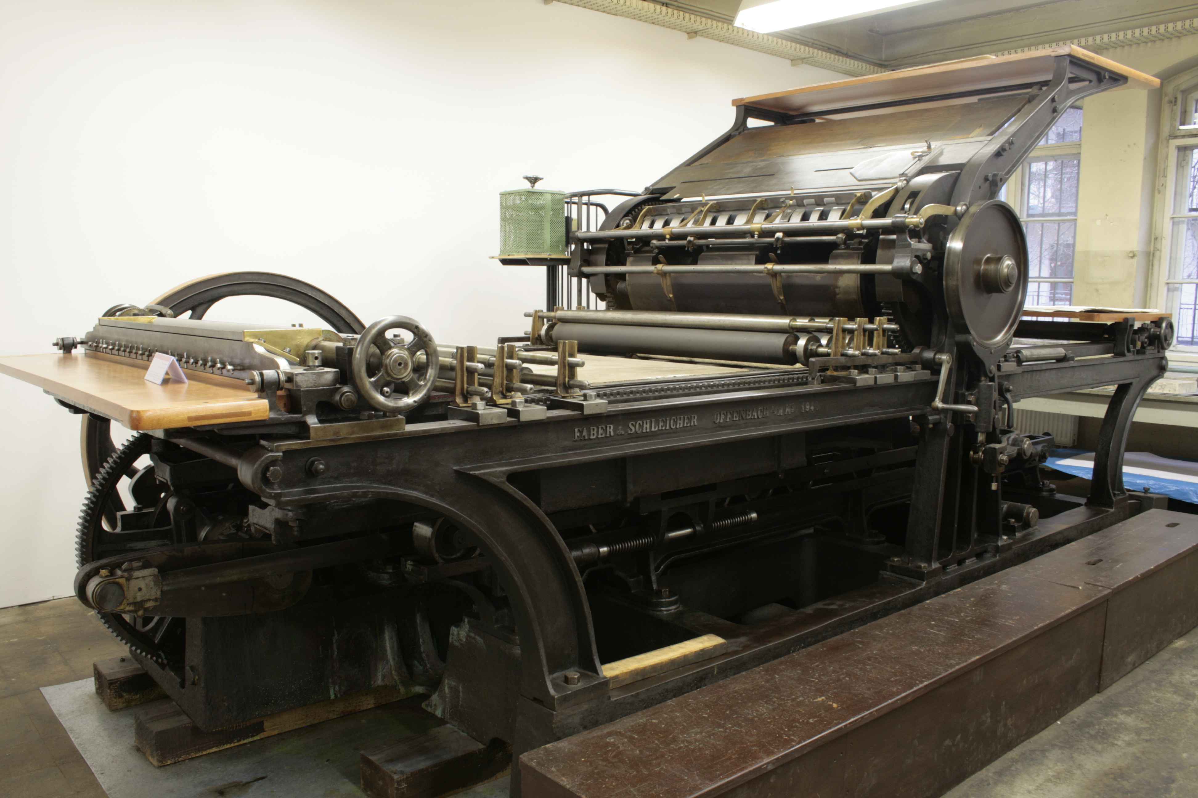 The lithographic press dates back to the year 1894 and was constructed by the Faber & Schleicher company. Image: Leipzig Museum of the Printing Arts