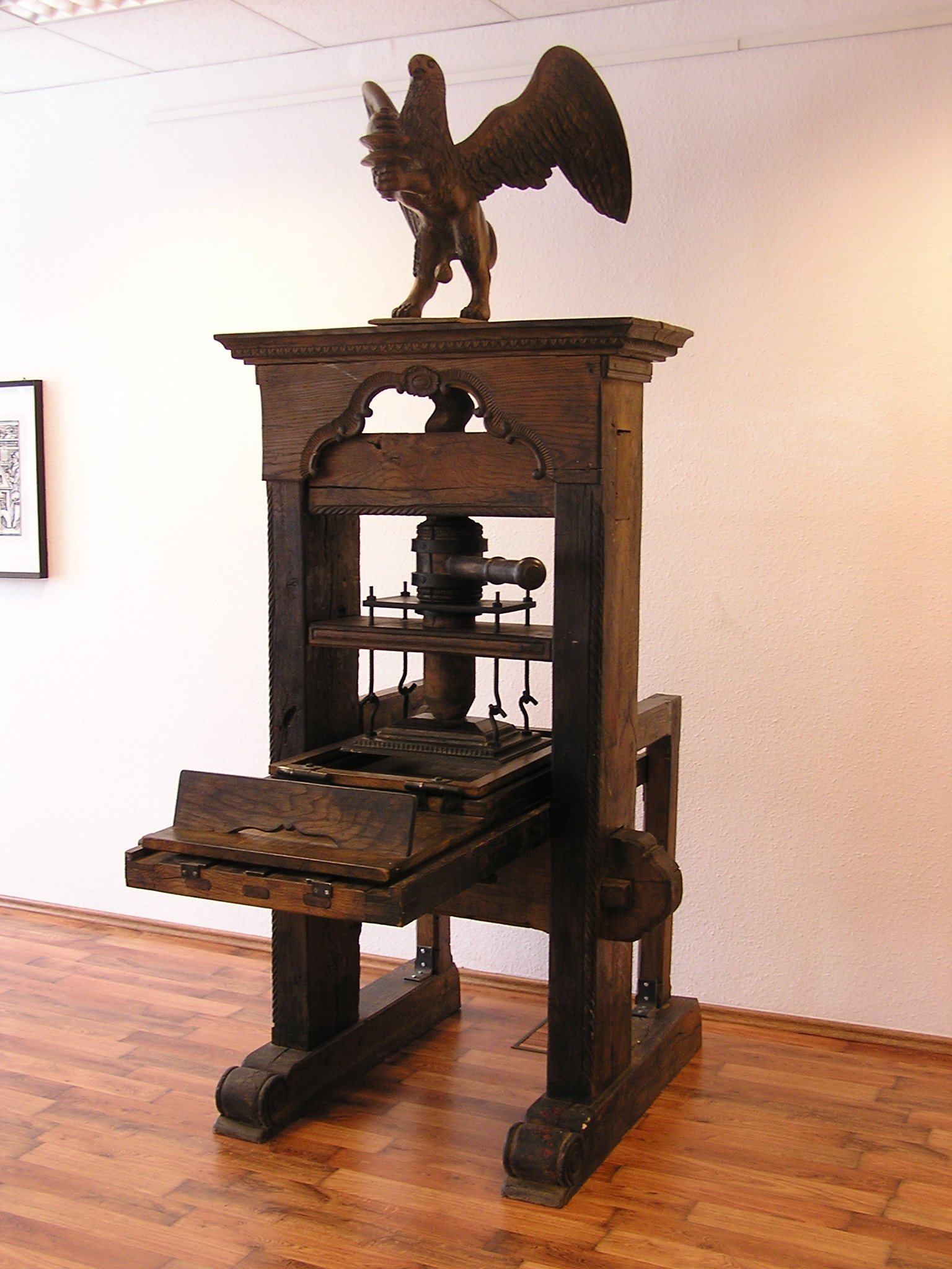 Riproduzione di una pressa a vite. L'originale risale al 1740. Foto: Museo dell'arte tipografica di Lipsia Riproduzione di una pressa a vite. L'originale risale al 1740. Foto: Museo dell'arte tipografica di Lipsia
