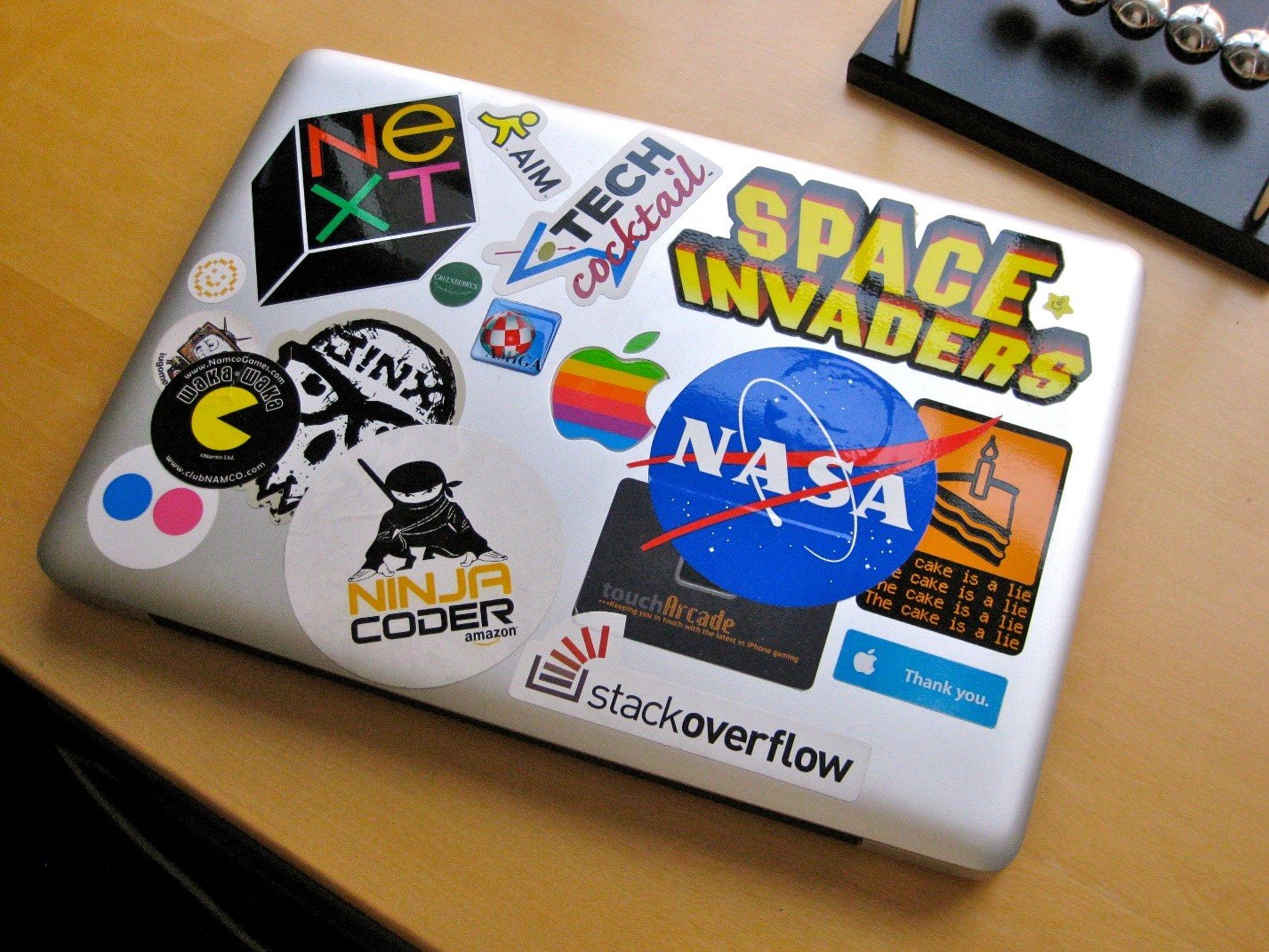 Sticker di diverse aziende sul retro di un laptop. Immagine: flickr/Blake Patterson [CC BY]