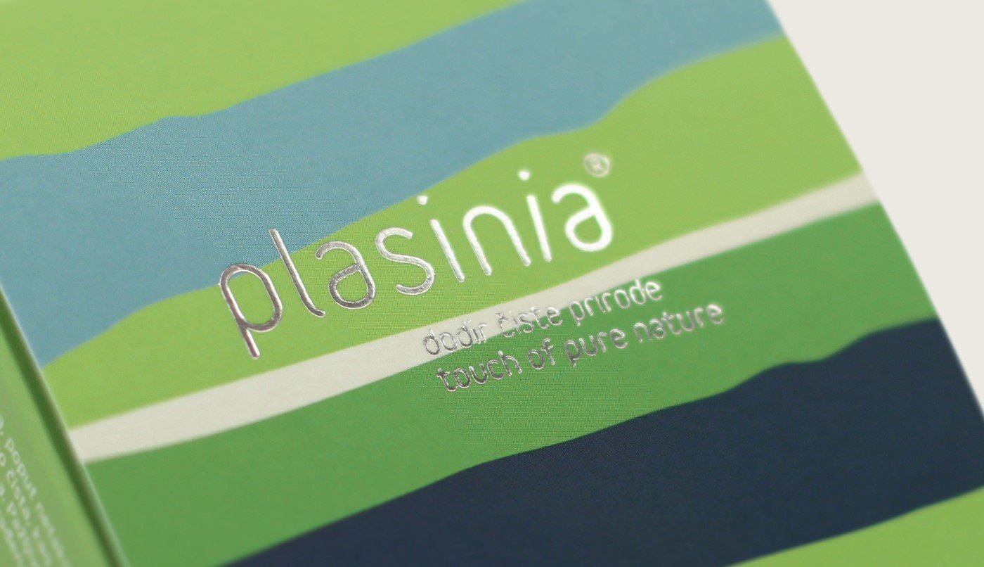 Detalle de las técnicas de acabado del packaging de Plasinia, marca de cosméticos naturales. Diseño de Design Bureau Izvorka Juric