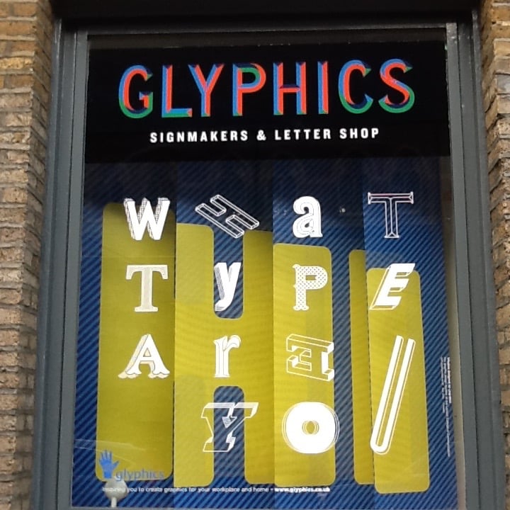 Vitrine du magasin Glyphics, dont la décoration change régulièrement