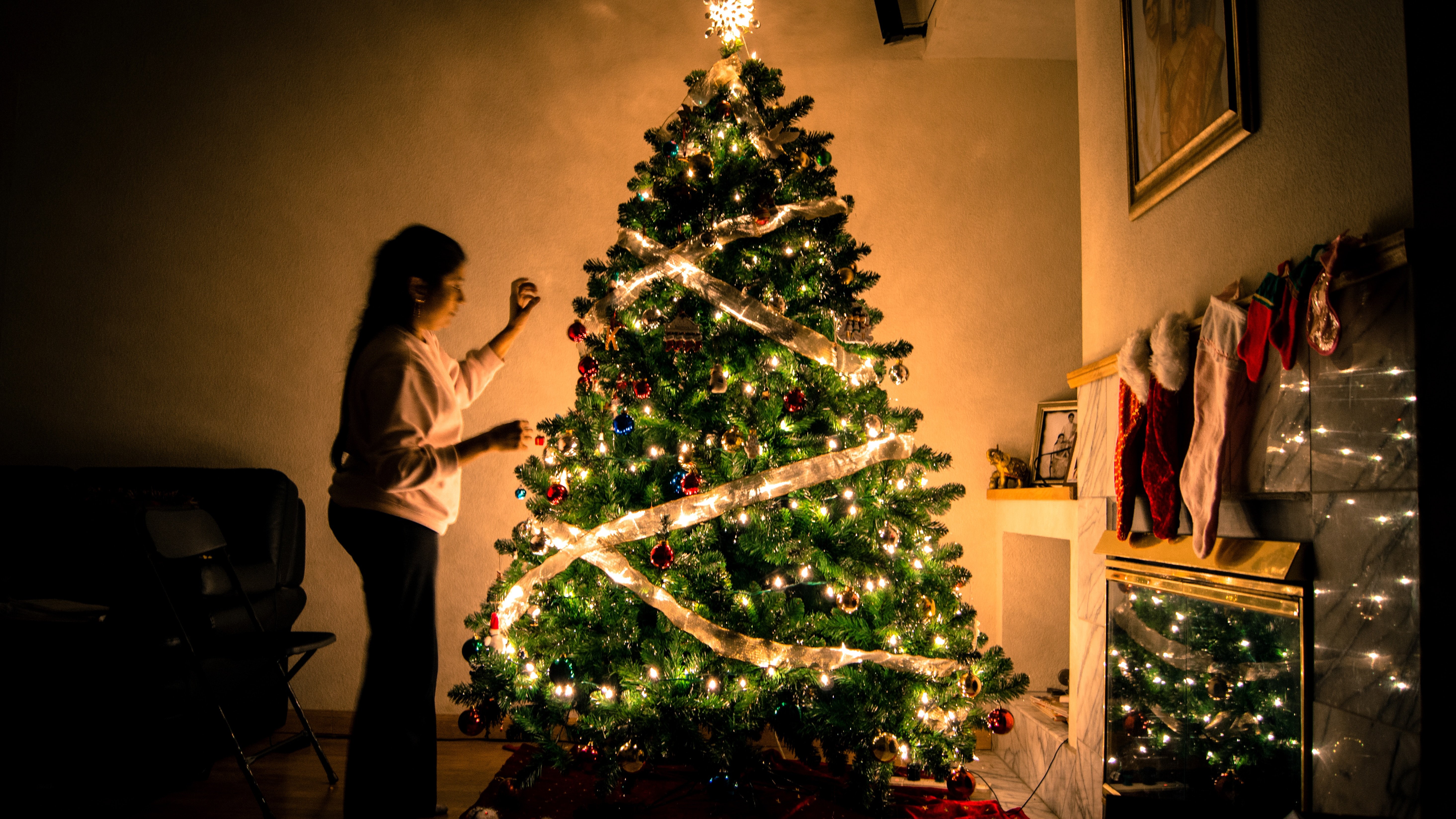 Een groene boom versierd met de symbolen en kleuren van Kerstmis