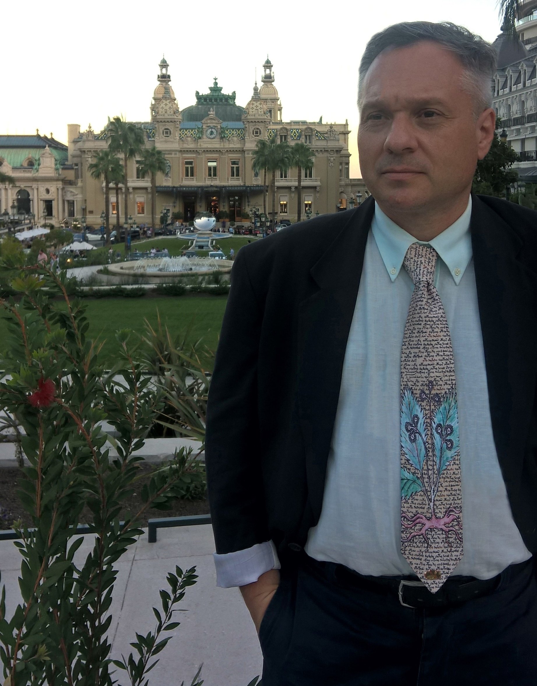 L'imprenditore e cacciatore di antichi volumi, Fabrizio Salani, indossa una delle sue cravatte The entrepreneur and hunter of ancient volumes, Fabrizio Salani, wears one of his ties
