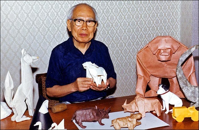 Akira Yoshizawa con algunas de sus obras