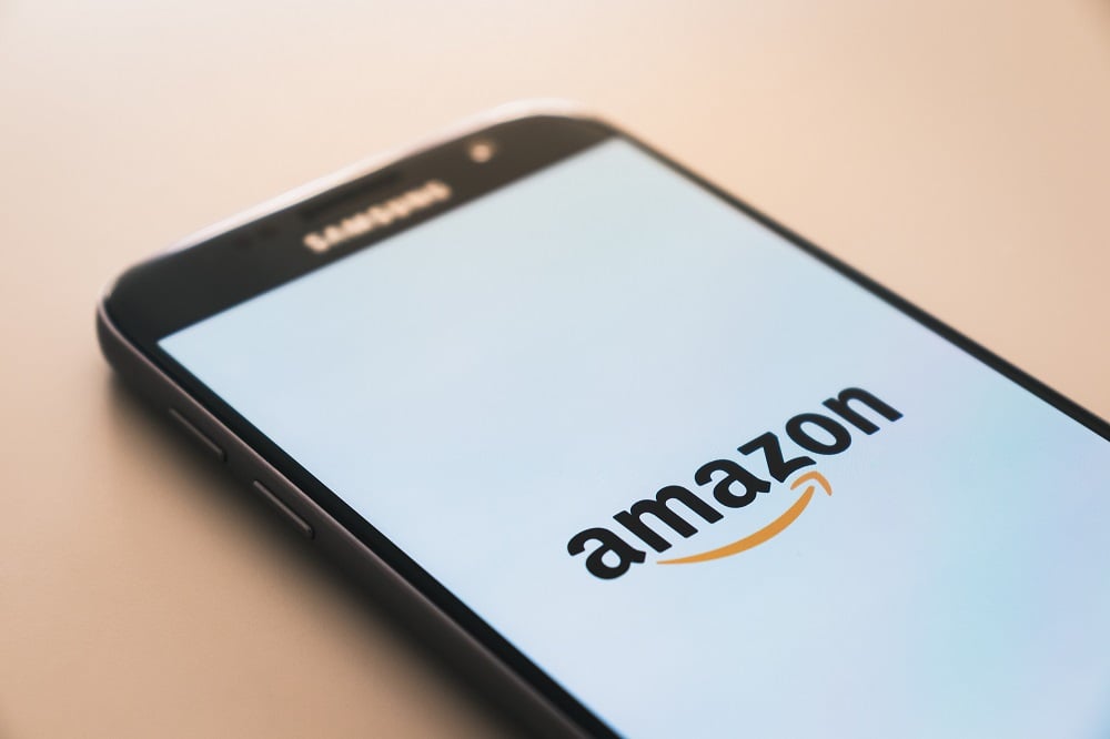 Un smartphone avec l'un des meilleurs sites de vente en ligne, Amazon