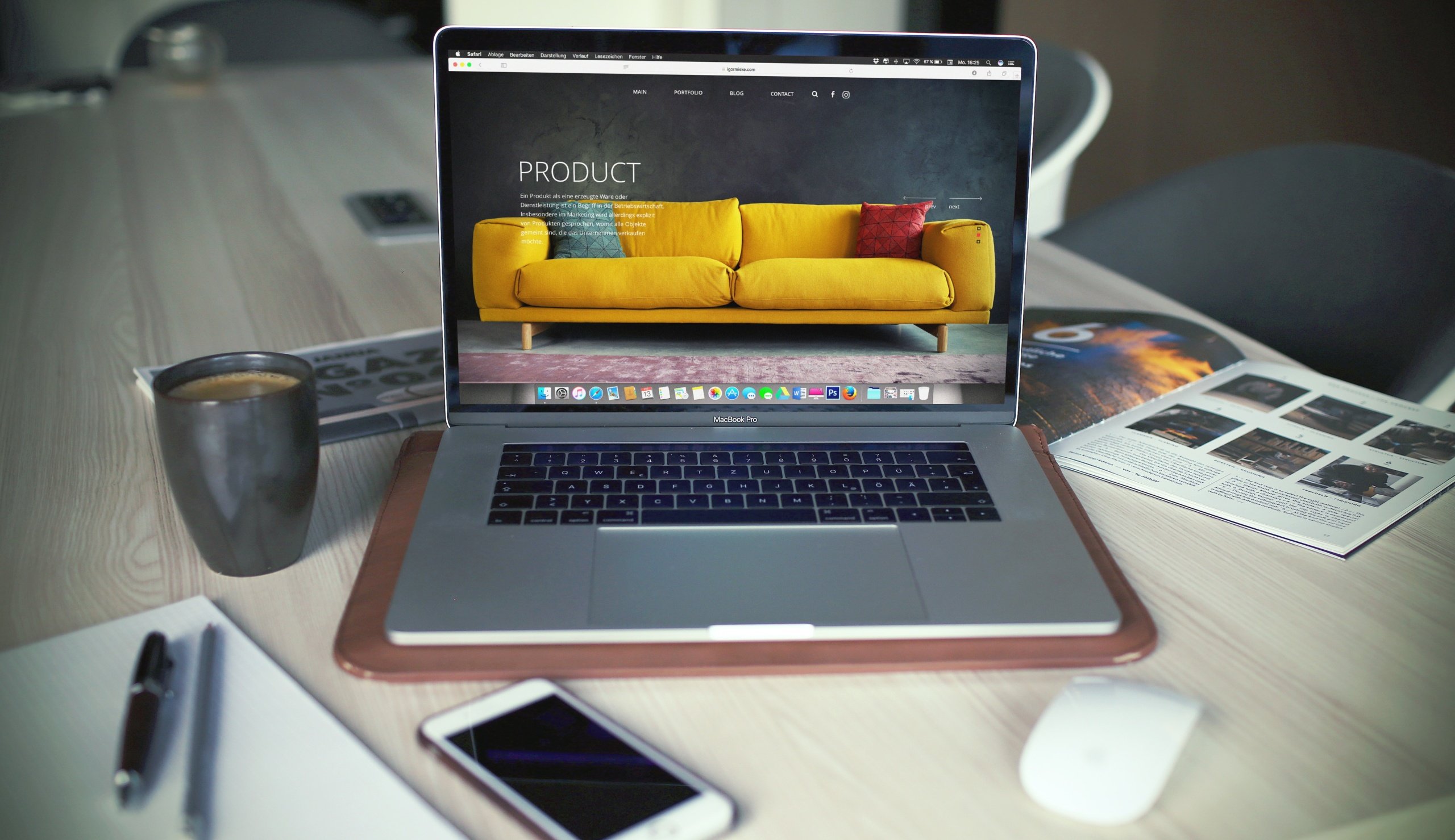 Il flusso di traffico verso un sito WordPress e-commerce, osservato su un laptop WordPress e-commerce: una guida