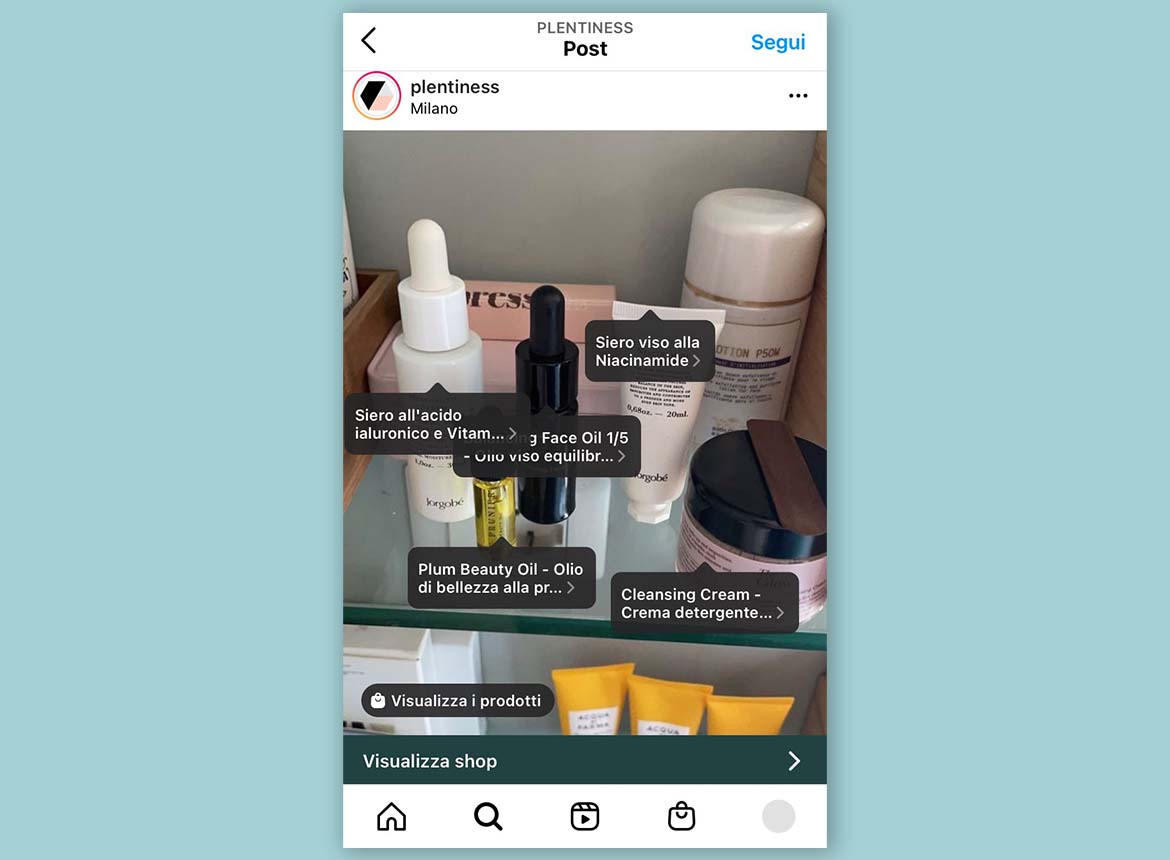 Esempi dei tag usati in uno shoppable post per segnalare i prodotti acquistabili. Esempi dei tag usati in uno shoppable post per segnalare i prodotti acquistabili.