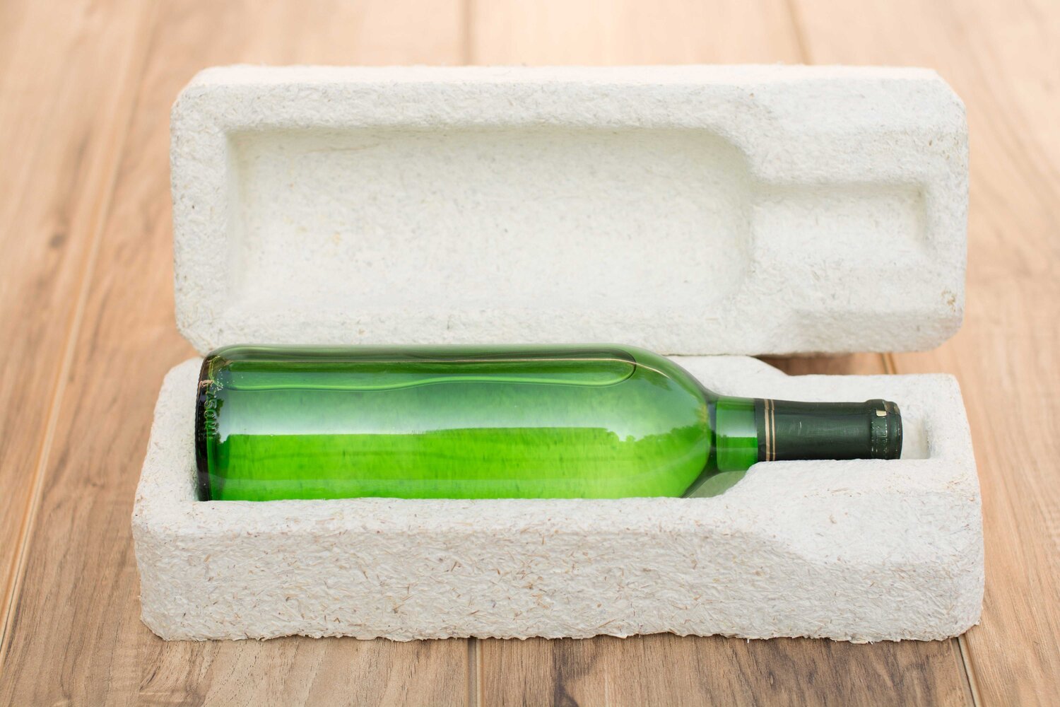 A bottle holder made from a material obtained from hemp and mycelium. Copyright: Mushroom® Packaging