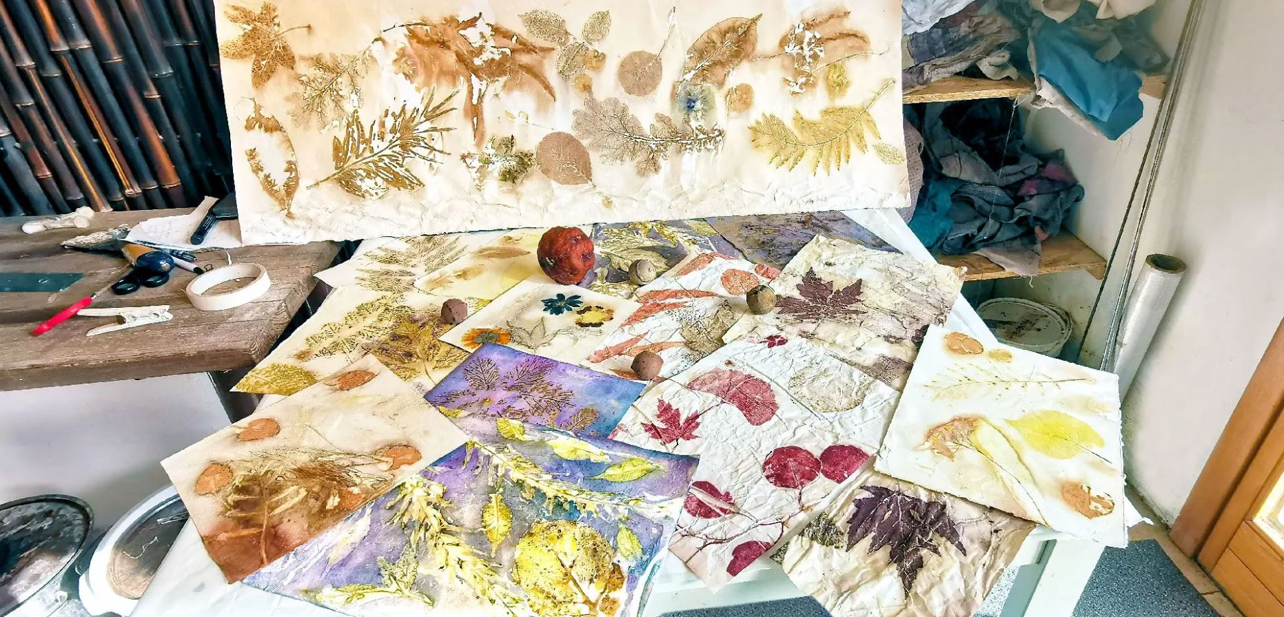 Eco printing su carta Impressão ecológica em papel