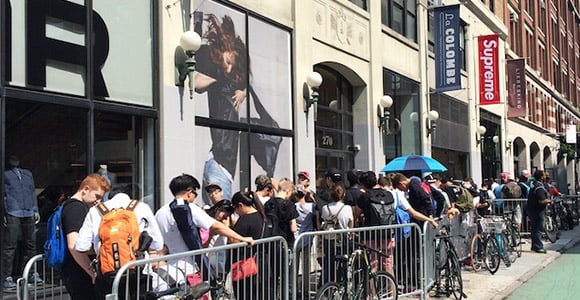 Clientes haciendo cola delante de la tienda de Supreme. Clientes haciendo cola delante de la tienda de Supreme.