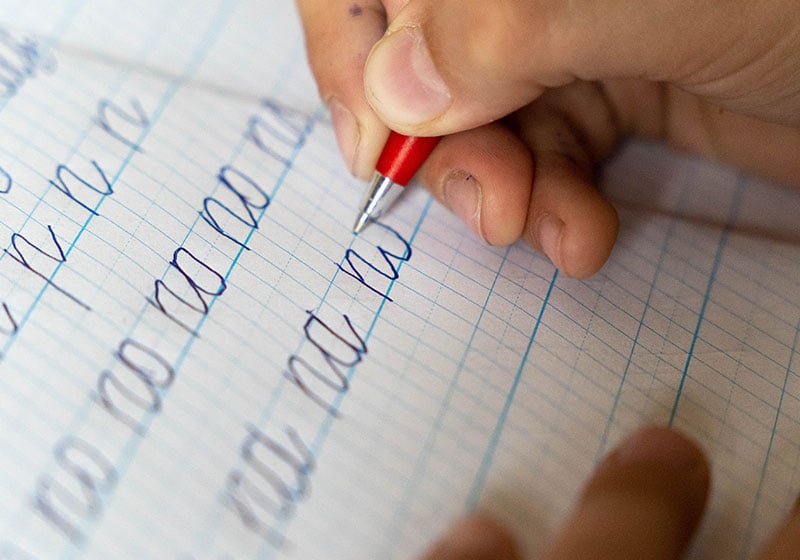 Scrivere in corsivo: un ponte tra pensiero e manualità
